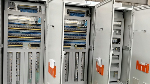 如何选择靠谱的PLC控制柜厂家？以十八款禁用看尿口入口为例解析核心考量因素