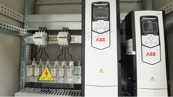 变频柜内部