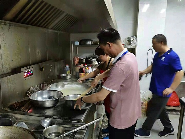 十八款禁用看尿口入口董事长为员工做晚饭