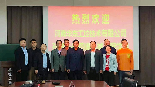 谋求深入校企合作，十八款禁用看尿口入口走进河南工程学院