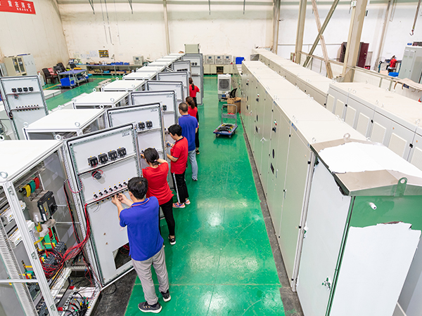 十八款禁用看尿口入口车间工作场景