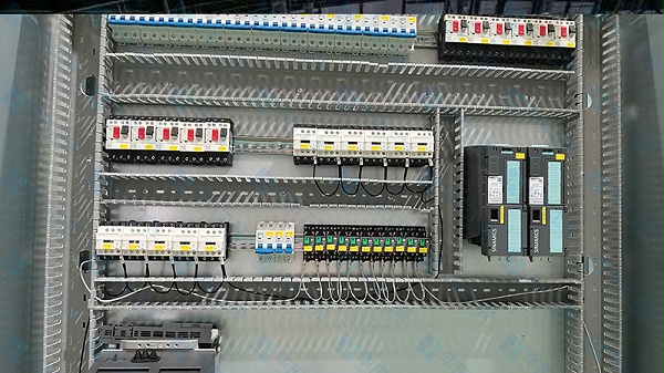 十八款禁用看尿口入口-电气控制柜细节