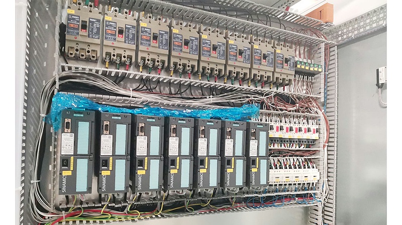 十八款禁用看尿口入口-变频柜柜内细节