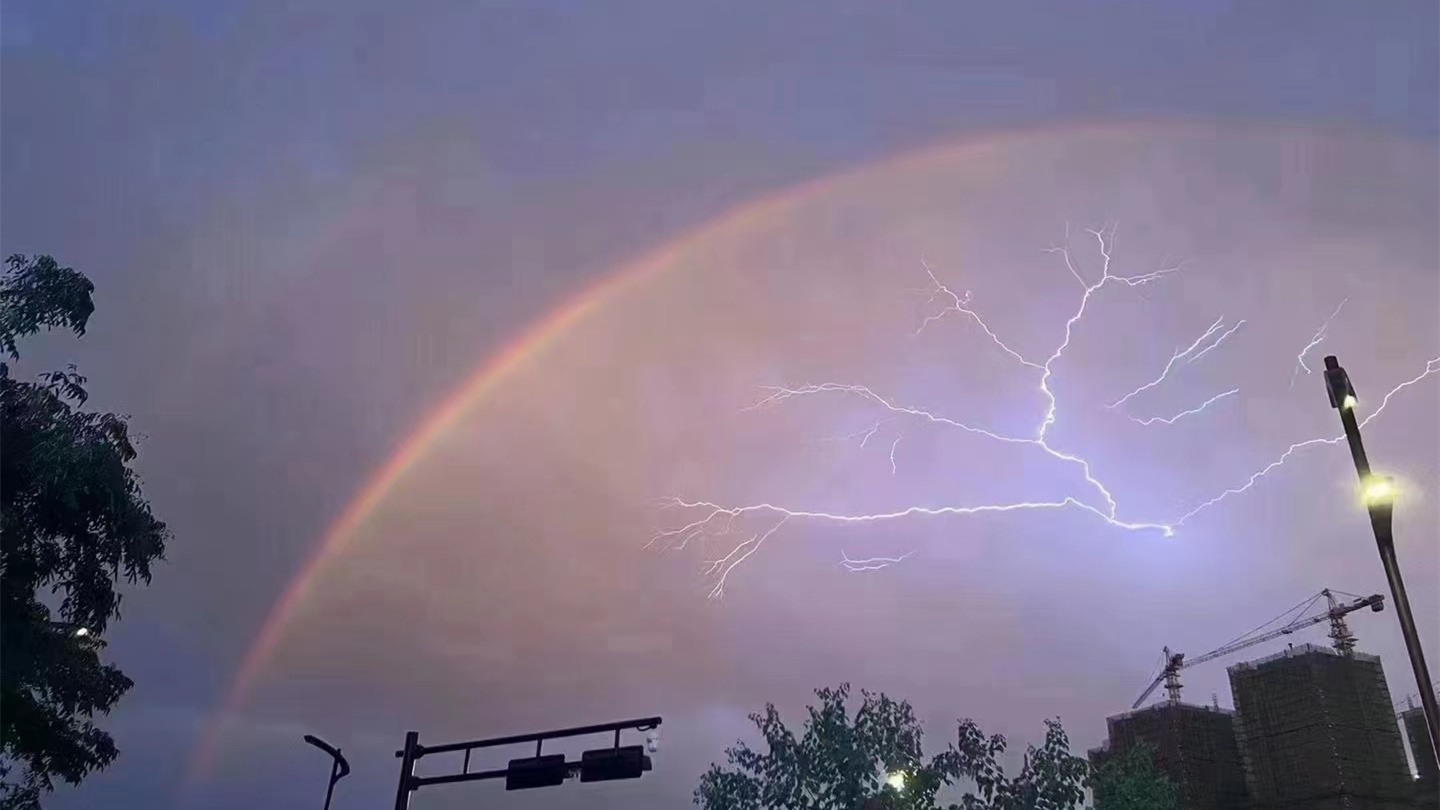 725暴雨下的十八款禁用看尿口入口